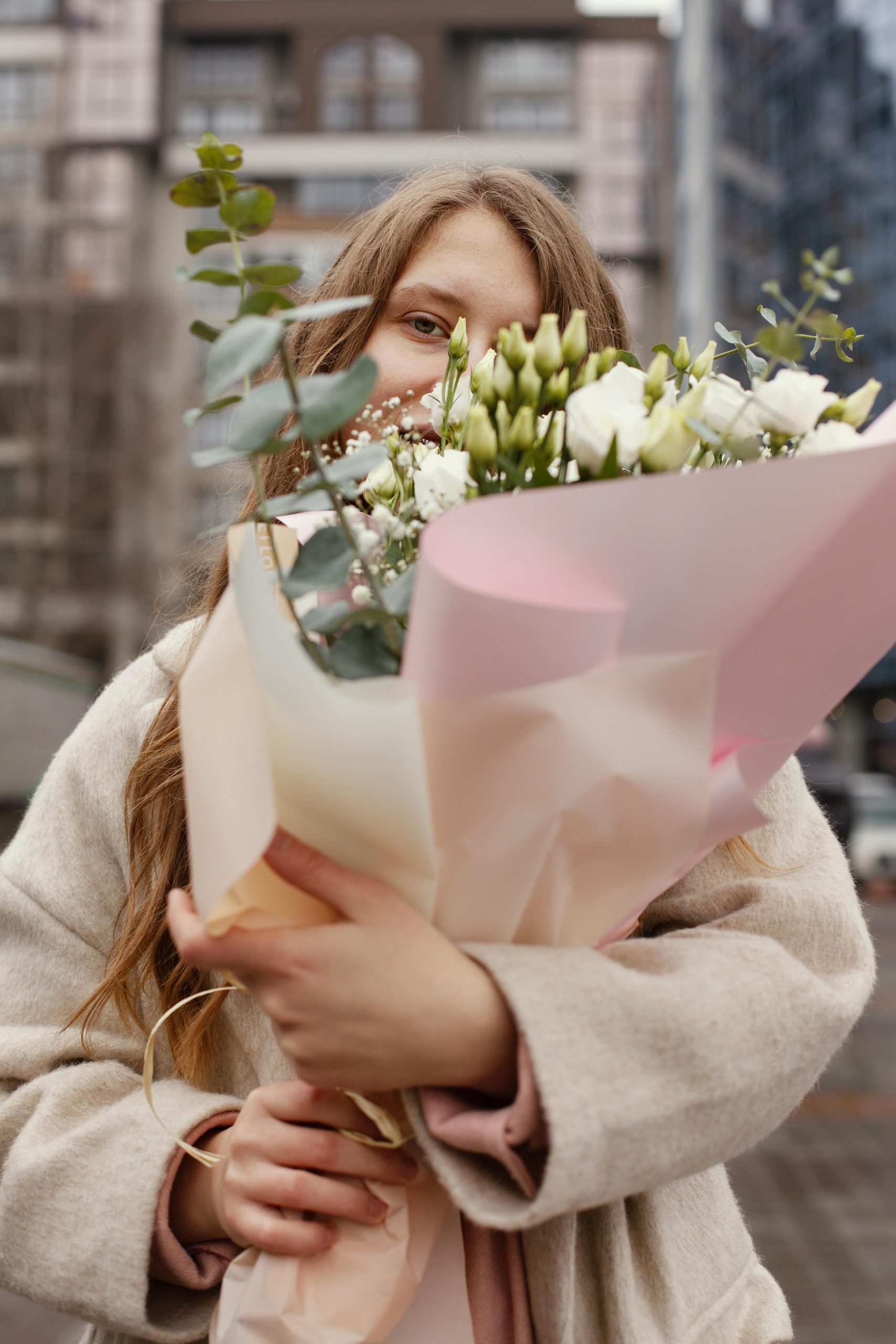 elegantnaa-zensina-na-otkrytom-vozduhe-pahnusaa-buketom-cvetov